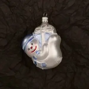 Ozdoba vícebarevná forma sněhulák s balíčkem